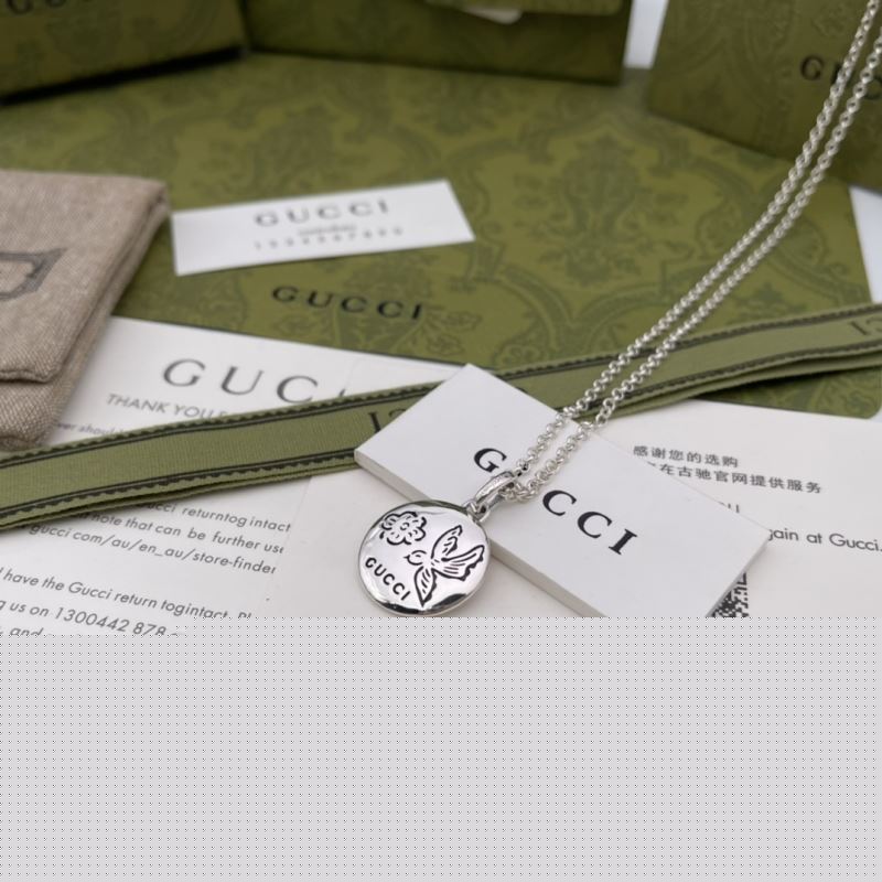 G*u*i necklaces